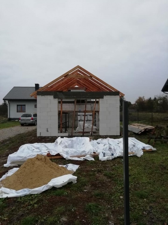 Budowa domu w stanie surowym z więźbą dachową